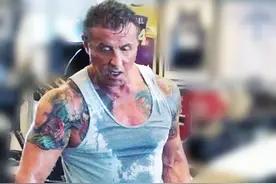 74岁史泰龙3周肚腩消失！模特老婆秀腹肌陪伴，手臂细节显露情商图片