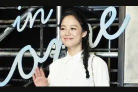 周韵这气质我点赞到明年，穿工装白衬衫扎鱼骨辫，不惊艳但很耐看图片