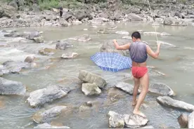 四川深山，老乡用简陋的竹竿钓鱼，却钓上最好吃的“玄鱼子”图片