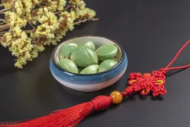 腌腊八蒜时，直接倒醋不易绿，多加1个步骤，大蒜清脆绿如玉图片