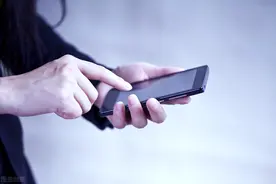 手机不能放枕头边，因为有辐射会长肿瘤，这是真的吗？图片