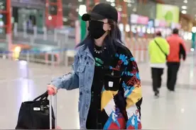 44岁赵薇好敢穿，涂鸦装+漂发潮过年轻人，时髦叠搭高级减龄图片