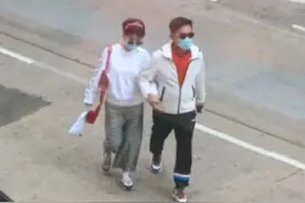 谢霆锋妈妈罕现身！68岁一头红发戴粉发箍，主动搂老公嘟嘴要亲亲图片