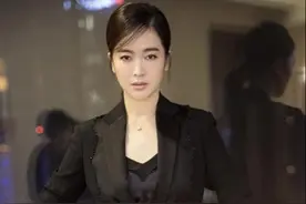 左小青真是与众不同，穿黑色西装配低马尾又飒又美，太高级了图片