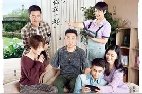 身高差太滑稽，何猷君从背后抱奚梦瑶只能露半颗头，像儿子抱妈妈图片