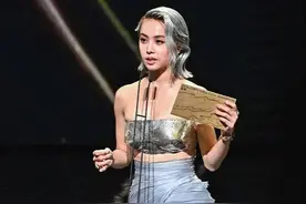 蔡依林银发鱼尾裙，身材娇小却气场强大，小个子这样穿不输超模图片