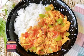 夫妻俩因为做饭吵架，番茄炒蛋老公非要加青椒，老婆：以后你做饭图片