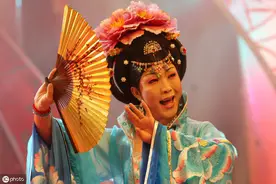 唱《贵妃醉酒》的李玉刚，因为家穷没钱念大学，一次意外走上反串之路图片