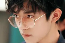 易烊千玺超A眼镜杀合集，完美诠释不同风格！真的太鲨了！图片