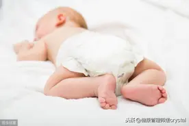 辟谣：宝宝趴着睡觉容易猝死？3点学会正确趴睡，好处多图片