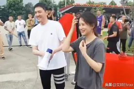 冯绍峰当了爸老太快！42岁头发花白穿T恤像52岁，同框海清像隔辈图片