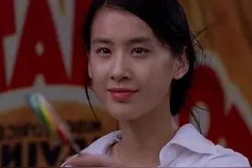 黄圣依当妈后真敢穿，下衣失踪不算开放，大长腿更是赚饱眼球图片
