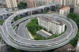 因对拆迁政策不满意，钉子户被立交桥360度环绕5年，成“圈中楼”图片