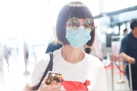 鲁豫一袭白色干净利落，印花卡通短袖满满童趣图片