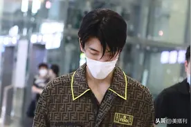 穿睡衣也能这么帅？王子异湿发现身又纯又欲，双手插兜似霸气少爷图片