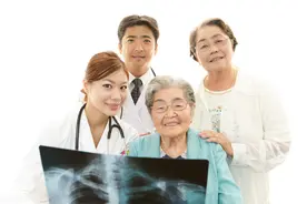 日本这家养老院年龄最大的护工，是一位84岁老奶奶图片