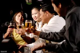 饭局上被人灌酒，借你4个挡酒妙招，不得罪人还显你情商高图片