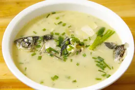手把手教你做丝瓜鲫鱼汤，小小妙招汤更鲜更白，味道更是一绝图片