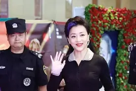 杨澜好会装嫩！黑上衣配粉色纱裙大气减龄，50多岁就该这么优雅图片