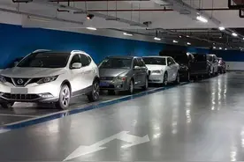 车子侧面紧挨着墙，一把方向打死开走，车尾会不会和墙碰撞？图片