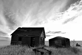 故事：大雨借宿山中小屋，女孩劝我快逃，隔天看见后院坟包我吓坏图片
