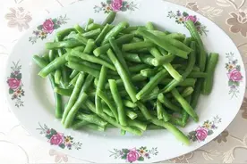 清炒豆角，教你一招，豆角碧绿香脆不发黄，鲜嫩美味好下饭图片