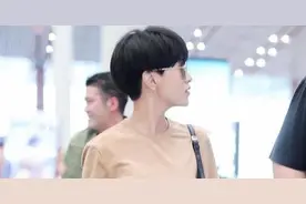 “顾里”郭采洁好抢眼！杏色T配条纹裤帅气利落，万年短发真酷炫图片
