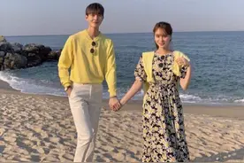 标准的韩系情侣穿搭示范！同色系Couple Look，简约时髦又上镜！图片