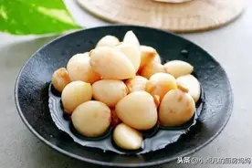 腌糖蒜，首轮醋渍很关键，二次酱腌乃灵魂，照此步骤不绿化脆又美图片