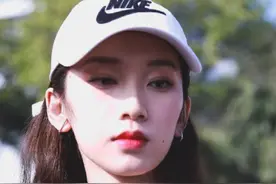 《青你2》刘令姿美照曝光！白色鸭舌帽搭咖色西装，青春帅气图片