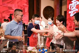 马云到合肥赴约，与美女护士涮火锅，只为兑现当初的承诺图片