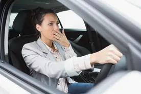 “刮车”英文怎么说？别告诉我是your car touch my car图片