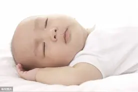 刚出生的宝宝很多眼屎？可能是得了新生儿结膜炎图片