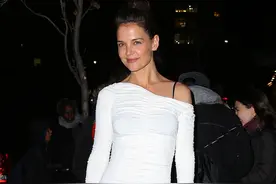 为追求阿汤哥前妻凯蒂，小男生不顾妈妈反对，连未婚妻也不要了图片