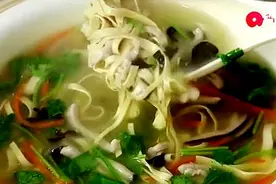 两分钟出锅的家常汤做法，这样做瘦肉滑嫩香菇美味，低脂营养图片