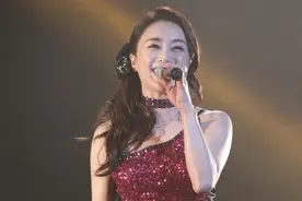酒井法子快50岁一直很拼，穿亮片连衣短裙配长筒靴，比25岁时更嫩图片