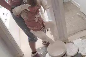 英国妈妈在家刷墙，2岁女儿在白色油漆桶里求救，那表情无敌了图片