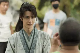 《有翡》剧照，王一博古装新造型，清雅孤傲又飒爽，看着又仙又帅图片