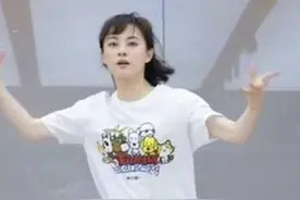 孙俪罕见晒同父异母妹妹，孙艳高考完拉姐跳舞，姐妹俩有同款鼻子图片