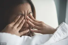 眼睛进异物别乱揉，女子因一根睫毛导致息肉增生！看了3家医院才治好图片