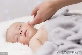 新生儿睡觉容易被惊醒是为什么？图片