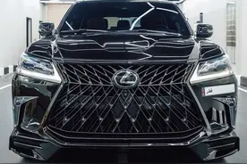 采用定制黑色金属漆的雷克萨斯LX570图片