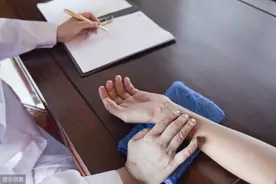 到医院看病挂普通医生号，还是挂副主任医师号？有什么区别？图片