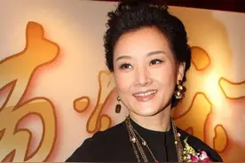 人民歌唱家宋祖英真会穿，黑色针织配红色半裙，温婉大气韵味更足图片