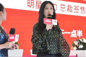 张俪现身沈阳某活动现场，印花衬衫搭配短裤甜美减龄图片