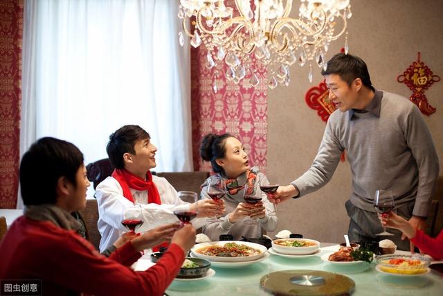 饭局上15个经典开场白（请客吃饭的酒桌开场白怎么说）