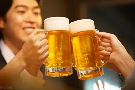 买啤酒，无论哪种，只要原料是这3类，都是工业啤酒，喝多易上头图片