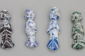 河南老伯钓鱼钓到“乌龟”，背刻有字还插着箭，专家说价值十八亿图片