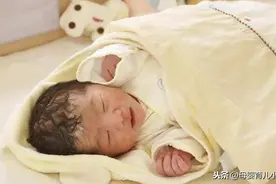 宝宝睡得很香，为何一放下就醒？可能是这三种情况，宝妈要注意了图片