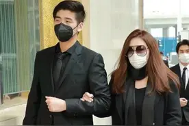 何超盈晒美照穿戴奢华，一身花裙显贵妇范，脚穿驴蹄鞋太辣眼睛图片